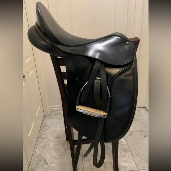 17.5” Bates Caprilli Saddle CAIR panel *Adjustable Gullet System* - Picture 2 of 14